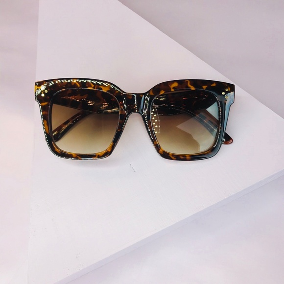 🆑 Square Frame Sunglasses in Tortoise - Picture 3 of 8